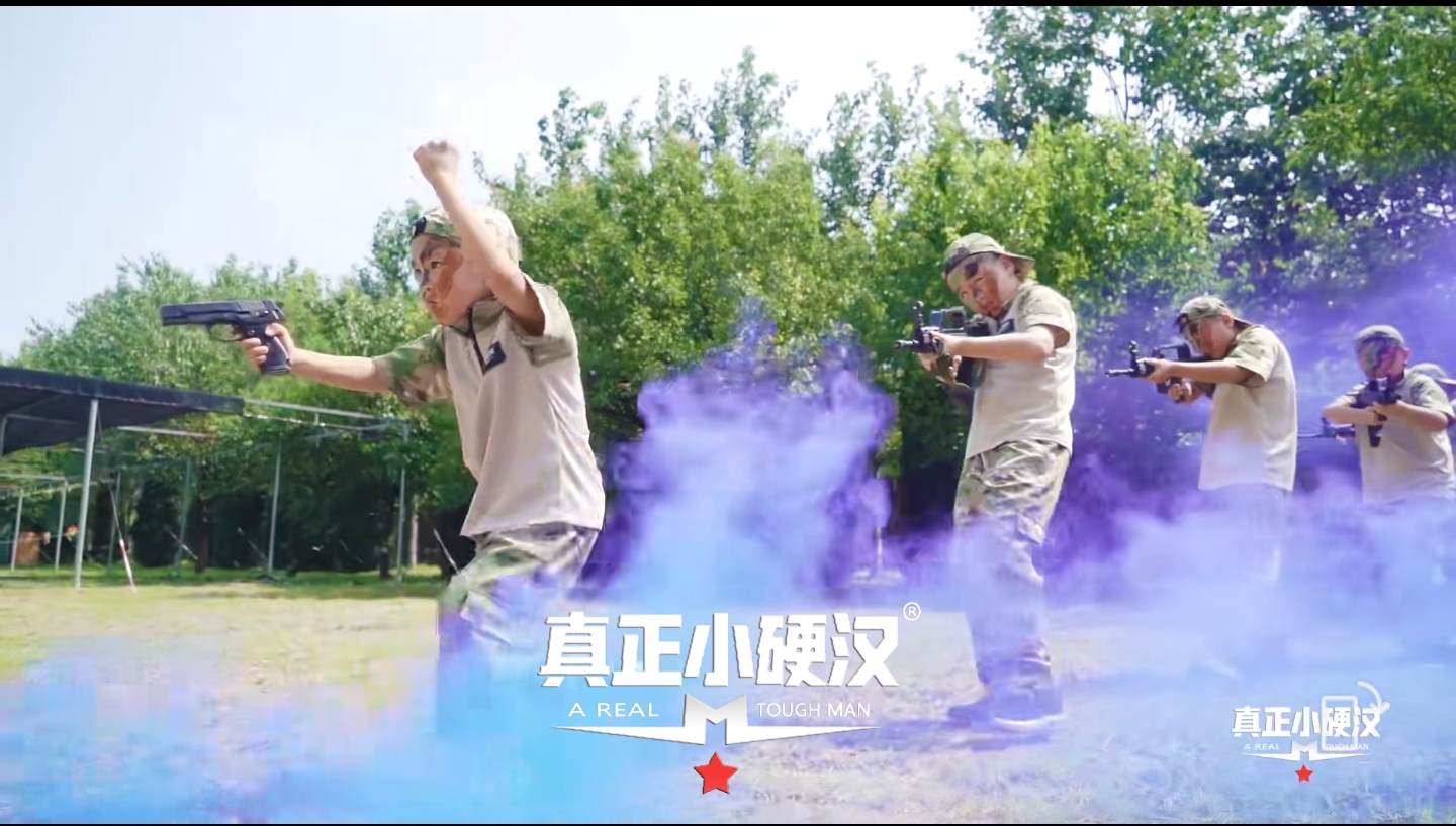 濟南小硬漢軍事夏令營(yíng)助力青少年成長(cháng)，臨沂夏令營(yíng)打造未來(lái)棟梁