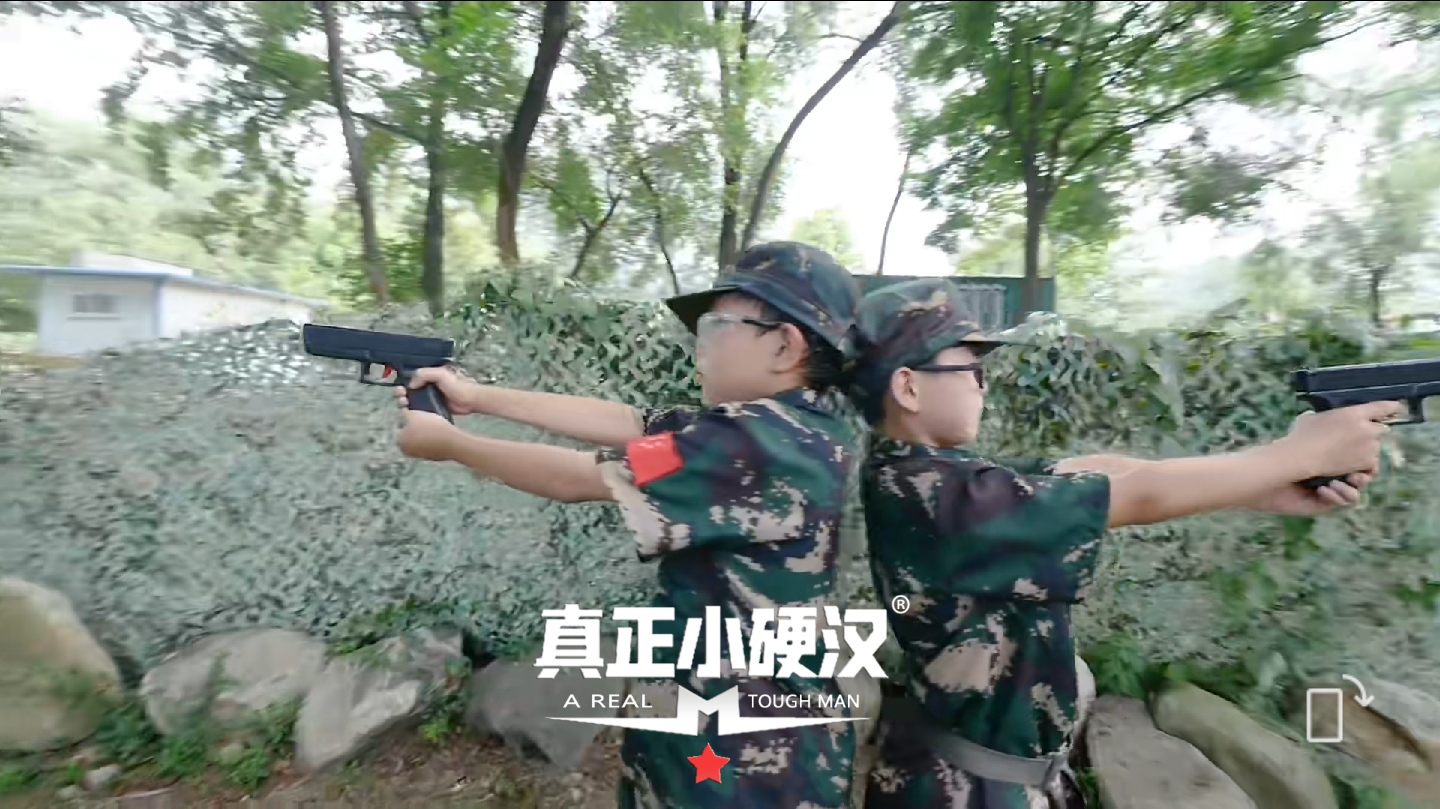 全環(huán)境立德樹(shù)人——小硬漢軍事夏令營(yíng)開(kāi)展“國防教育開(kāi)學(xué)第一課”